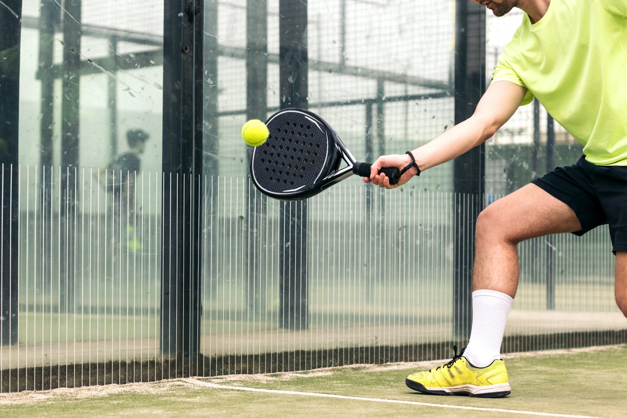 Le Joueur de Gauche au Padel : Le Guide du Finisseur